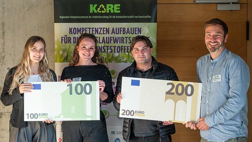 Zwei Männer und zwei Frauen halten symbolische Geldscheine in den Händen