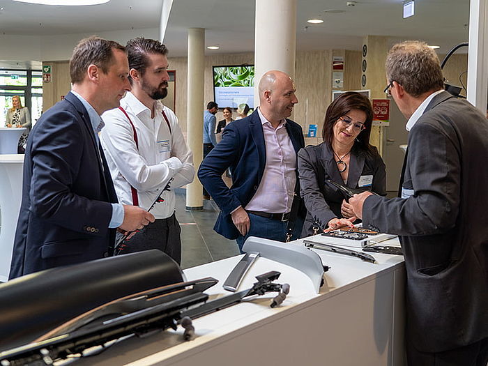 Männliche Auto-Wrapper setzt Schutzfolie oder Folie auf Haube. Arbeiter  macht Auto-Details. Automobil-Lackschutz Beschichtung, professionelles  Tuning Stockfotografie - Alamy