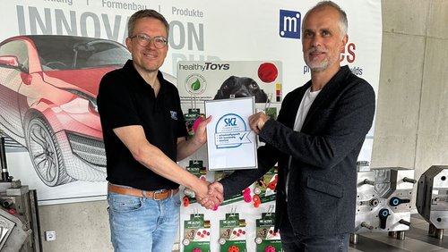 Alexander Ebenbeck (links) vom SKZ und Markus Seidl, Geschäftsführer Healthy Toys GmbH, bei der Übergabe des Prüfsiegels.