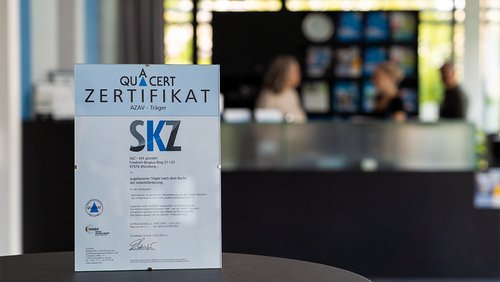 Zertifikat im Bilderrahmen im Foyer des SKZ