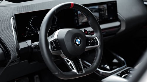 Innenraum eines BMW mit dem Lenkrad im Fokus