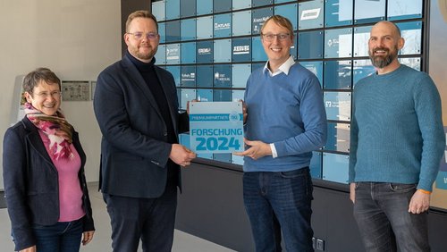 Christoph Kugler, Gruppenleiter der Digitalisierung am SKZ (2.v.r.) übergibt die Auszeichnung zum Premium Partner an Jonas Schramm, Head of Industry Solutions