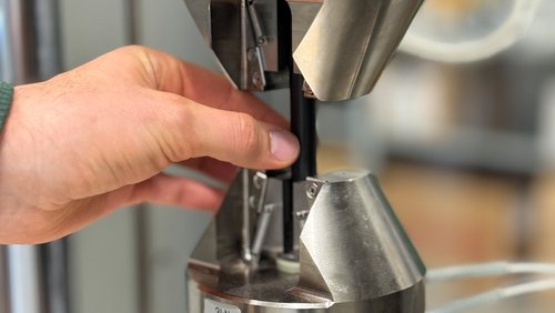 LTM Maschine von ZwickRoell im Labor des SKZ während einer Prüfung