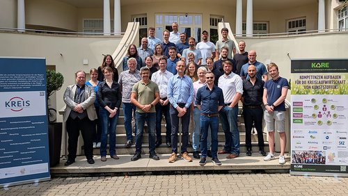 Gruppenfoto auf Treppe