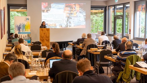 Voller Veranstaltungsraum vom SKZ mit Blick auf die Präsentation