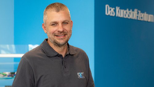 Johannes Will leitet die Armaturenprüfung.