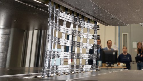 Ein Geogitter wird in einem Zugversuch geprüft.