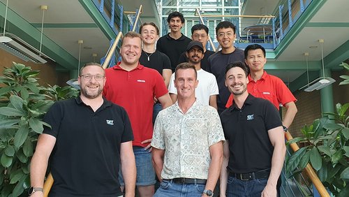 Gruppenfoto auf einer Treppe mit SKZ-Ausbildern und Teilnehmenden der Weiterbildung im Kunststoffschweißen