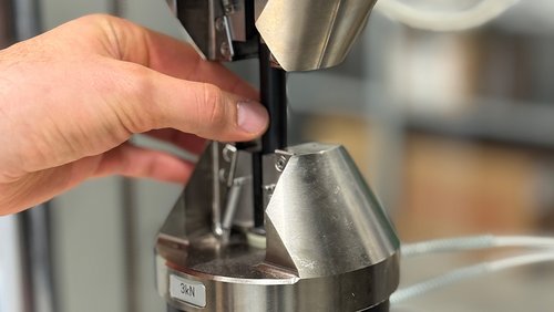 CRB-Test mit Hand im Vordergrund