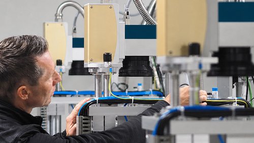 Ein Mann bedient eine Laserschweiß-Maschine