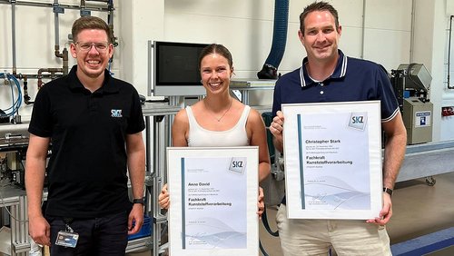 Anne David und Christopher Stark (rechts) gehören zu den erfolgreichen Absolventen der SKZ-Weiterbildung „Fachkraft Kunststoffverarbeitung“.