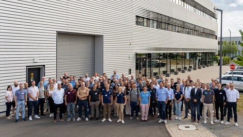 Gruppenfoto vor der Modellfabrik des SKZ