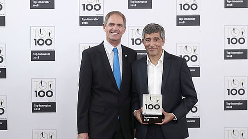 Preis TOP 100 Innovationsführer für SKZ an Martin Bastian
