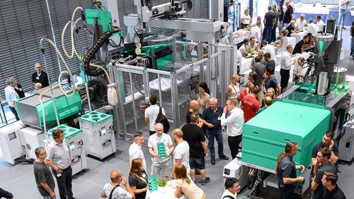 Spritzgießanlage am Wiedereröffnungstag mit Frisbee-Werkzeug, gedrucktem Greifer und Inline-Thermografiesystem