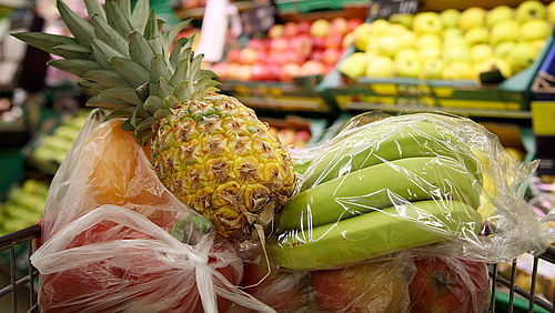 Obst und Gemüse in Biofolien verpackt