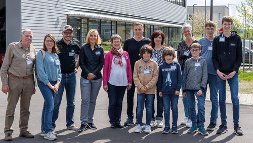 Die diesjährigen Preisträger des SKZ-Sonderpreises von „Jugend forscht“ Jonas Kirchner und Marc Kolb (1. und 2. von rechts) mit ihren Familien zu Besuch am SKZ zusammen mit den SKZ-Mitarbeitern Matthias Ruckdeschel, Irena Heuzeroth und Dr. Benedikte Hatz