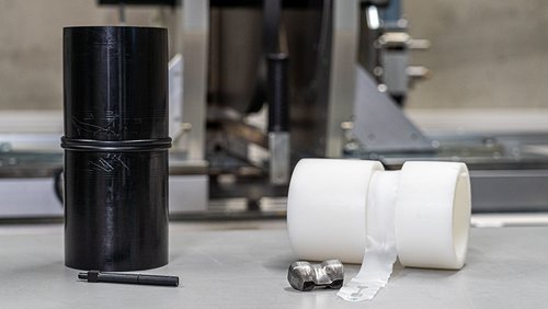 Eine schwarze und weiße Rolle im Fokus liegen auf einer grauen Unterlage