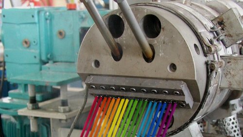 Extruder mit verschiedenen Farbsträngen (fiktiv). 