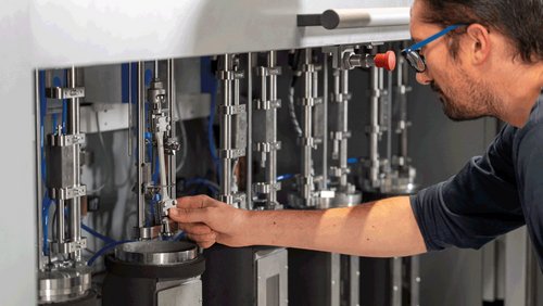 Neu entwickelte Prüfanlage (bestehend aus sechs autarken Messstationen) zur Ermittlung des Einflusses von Medien auf die Spannungsrissbeständigkeit von Kunststoffen
