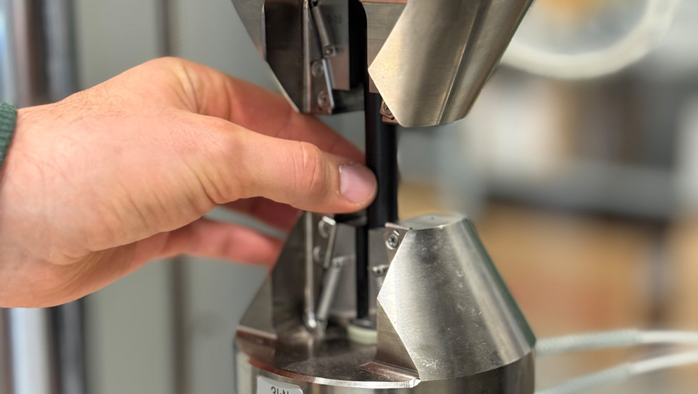 LTM Maschine von ZwickRoell im Labor des SKZ während einer Prüfung