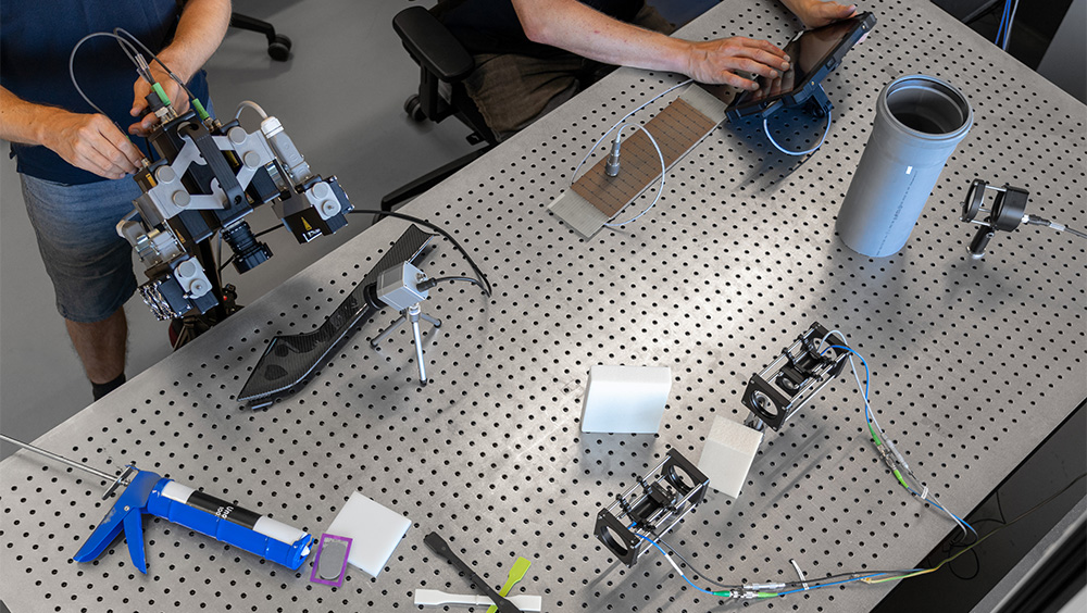 Verschiedene Prüfverfahren auf einem Tisch im Labor