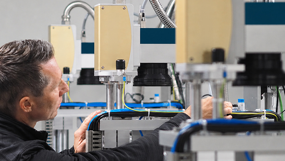 Ein Mann bedient eine Laserschweiß-Maschine