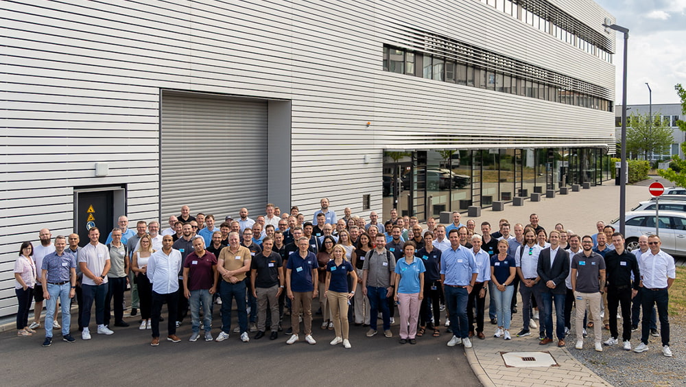 Gruppenfoto vor der Modellfabrik des SKZ